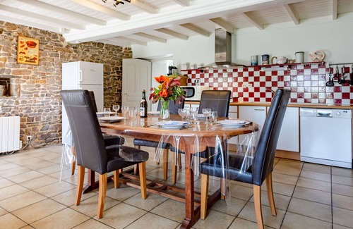 Cote Ouest Centre Manche Villa | Lovely apartment in villa for 6 people with WIFI, TV, terrace, pets allowed and parking