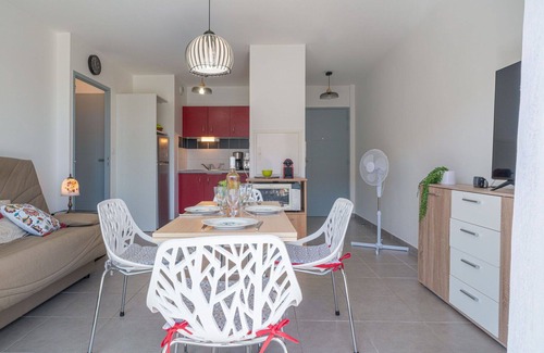 Le Port Apartment | Lovely apartment for 4 people with pool, WIFI, TV, terrace and parking