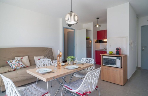 Le Port Apartment | Lovely apartment for 4 people with pool, WIFI, TV, terrace and parking