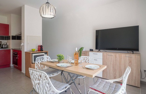 Le Port Apartment | Lovely apartment for 4 people with pool, WIFI, TV, terrace and parking