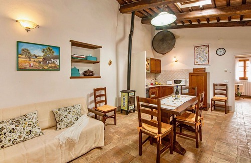 Popoltaio-Schiacciato Villa | Lovely apartment in villa for 8 guests with A/C, WIFI, pool, TV, patio and parking