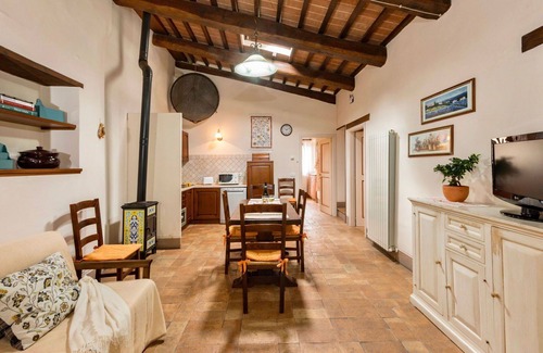 Popoltaio-Schiacciato Villa | Lovely apartment in villa for 8 guests with A/C, WIFI, pool, TV, patio and parking