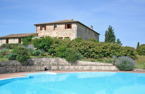 Monteroni d'Arbia Apartment | Lovely apartment for 5 people with pool, WIFI, panoramic view and parking, close to Siena