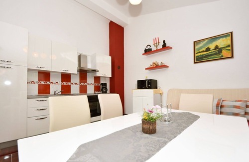 Obrovac Apartment | Lovely apartment for 4 people with A/C, WIFI, TV and terrace