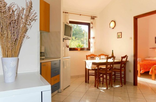 Sveti Vid Dobrinjski Apartment | Lovely apartment for 4 guests with A/C, WIFI, pool, TV, patio and pets allowed