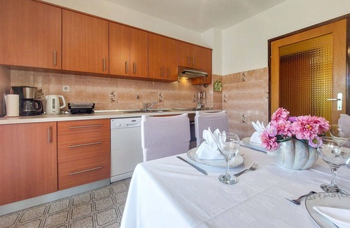 Kornic Apartment | Lovely apartment for 5 people with WIFI, A/C, TV, terrace and parking