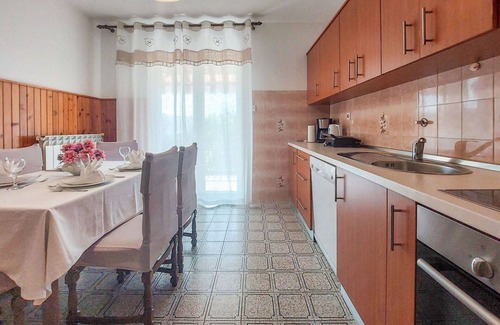 Kornic Apartment | Lovely apartment for 5 people with WIFI, A/C, TV, terrace and parking