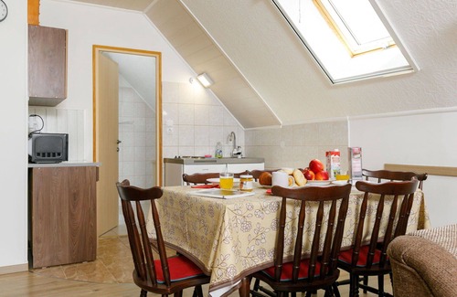 Velence Apartment | Lovely apartment for 4 people with WIFI, A/C, TV, terrace and parking