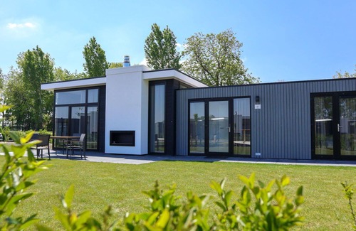 Zuidzande House | Lovely apartment in villa for 6 people with WIFI, TV, terrace and parking