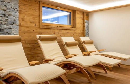 Saas Almagell Apartment | Lovely apartment for 4 people with WIFI, hot tub, TV, balcony and parking