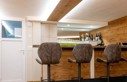 Saas Almagell Apartment | Lovely apartment for 4 people with WIFI, hot tub, TV, balcony and parking
