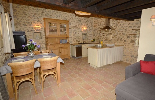 Saint-Denis Apartment | Lovely apartment for 6 guests with pool, WIFI, TV, terrace and parking