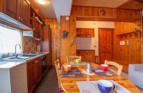 Rivisondoli Apartment | Lovely apartment for 4 guests with balcony and pets allowed