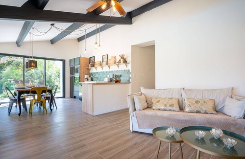 La Crau Apartment | Lovely apartment for 6 people with WIFI, private pool, TV, patio and parking