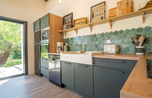 La Crau Apartment | Lovely apartment for 6 people with WIFI, private pool, TV, patio and parking