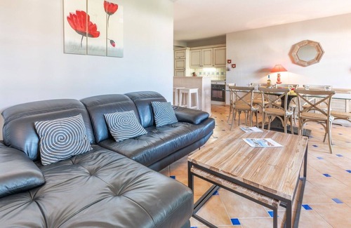 La Mole Apartment | Lovely apartment for 6 people with WIFI, pool, TV, balcony, pets allowed and parking
