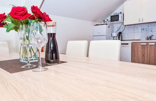 Slunj Apartment | Lovely apartment for 6 people with WIFI, A/C, TV and terrace