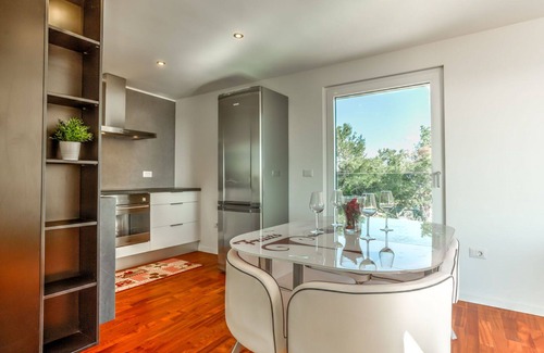 Lovrecica Apartment | Lovely apartment for 6 people with WIFI, A/C, TV and terrace