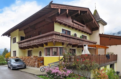 Burgstall Apartment | Lovely apartment for 10 guests with WIFI, TV, balcony and parking