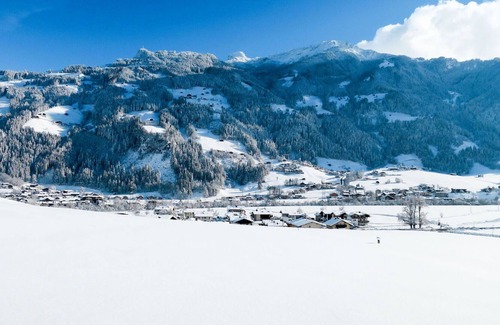 Schwendau Apartment | Lovely apartment for 6 guests with WIFI, TV, balcony, pets allowed and parking