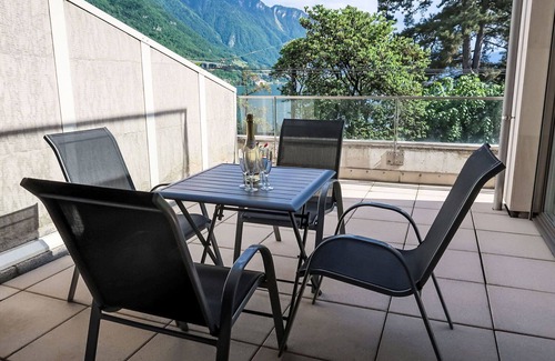 Montreux Apartment | Lovely apartment for 7 guests with WIFI, A/C, pool, TV, terrace and panoramic view