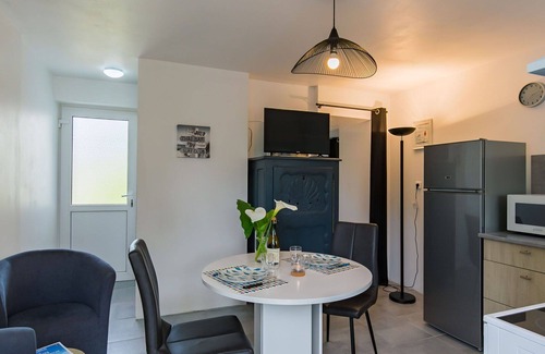 Locquirec Apartment | Lovely apartment for 2 people with WIFI, TV, terrace, pets allowed and parking