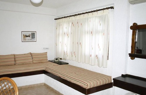 Mirtos Apartment | Lovely apartment for 4 guests with pool, WIFI, A/C, hot tub, TV, terrace and parking