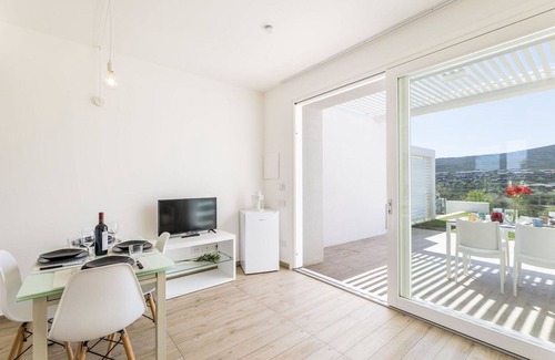 La Pelosa Apartment | Lovely apartment for 4 people with pool, A/C, WIFI, TV, terrace, pets allowed and parking