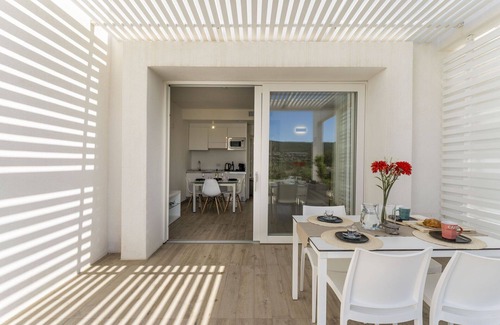 La Pelosa Apartment | Lovely apartment for 4 people with A/C, pool, WIFI, TV, terrace, pets allowed and parking