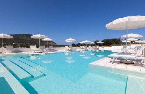 La Pelosa Apartment | Lovely apartment for 4 people with A/C, pool, WIFI, TV, terrace, pets allowed and parking