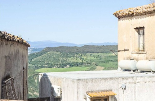 Strongoli Apartment | Lovely apartment for 4 guests with WIFI, balcony, pets allowed, panoramic view and parking