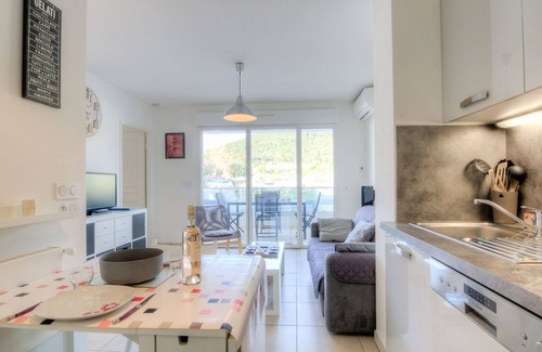 Carqueiranne Apartment | Lovely apartment for 2 people with pool, WIFI, A/C, TV, terrace and parking