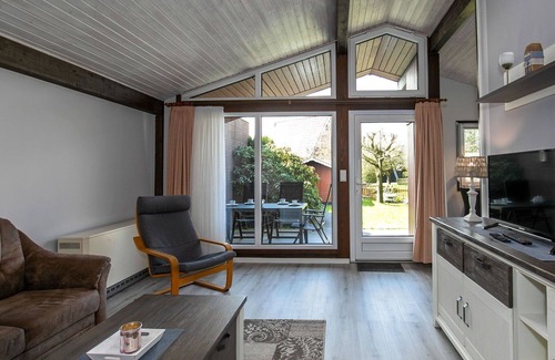 Fedderwardersiel House | Lovely apartment in villa for 4 people with TV, terrace, pets allowed and parking