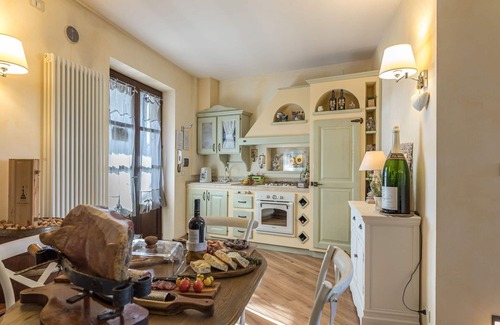 Po' Bandino Villa | Lovely apartment in villa for 2 guests with A/C, pool, WIFI, hot tub, TV and panoramic view