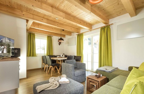 Altaussee House | Lovely apartment in villa for 6 guests with WIFI, TV, terrace, pets allowed and parking