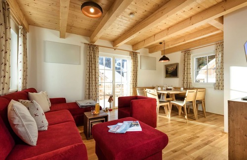 Altaussee House | Lovely apartment in villa for 6 guests with WIFI, TV, terrace, pets allowed and parking