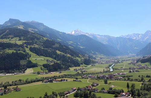 Distelberg Villa | Lovely apartment in villa for 9 guests with pool, WIFI, TV, terrace and parking
