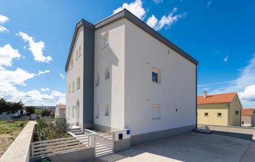Gornji Karin Apartment | Lovely Apartment In Gornji Karin