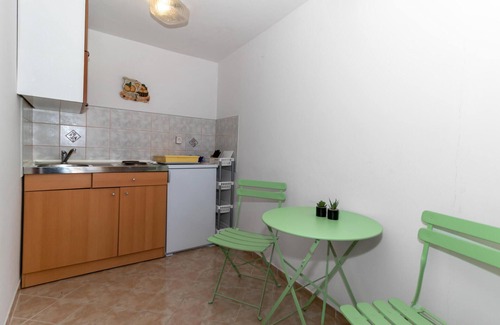 Jadranovo Apartment | Lovely apartment in Jadranovo with WiFi