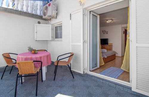 Jadranovo Apartment | Lovely apartment in Jadranovo with WiFi