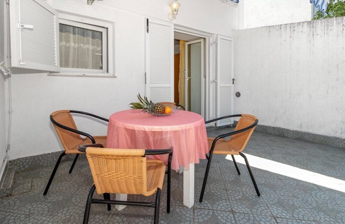 Jadranovo Apartment | Lovely apartment in Jadranovo with WiFi
