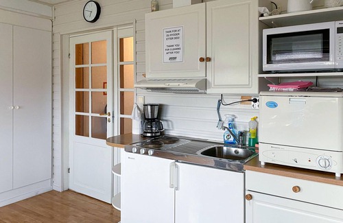 Offersøy Apartment | Lovely apartment in Offersøy with sauna