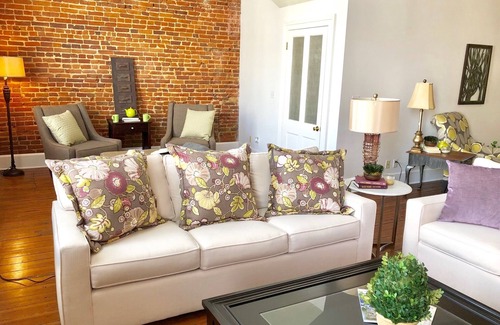 Brenham Apartment | Lovely apartment in the center of Historic Downtown Brenham