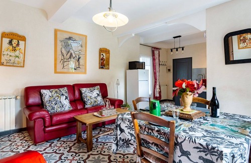 Menerbes House | Lovely apartment in villa for 2 guests with WIFI, TV, patio and parking