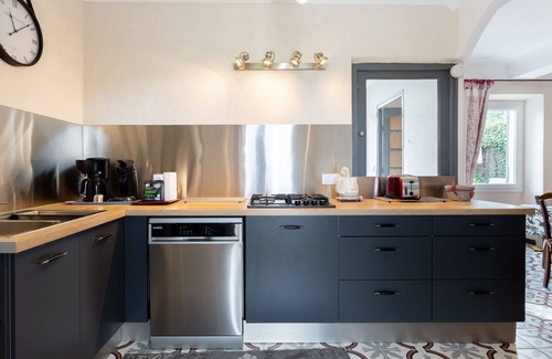 Menerbes House | Lovely apartment in villa for 2 guests with WIFI, TV, patio and parking