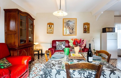 Menerbes House | Lovely apartment in villa for 2 guests with WIFI, TV, patio and parking