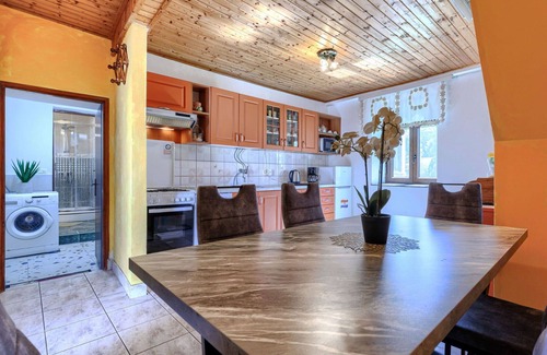 Pinezici House | Lovely apartment in villa for 6 guests with pool, A/C, WIFI, TV, terrace, pets allowed and parking