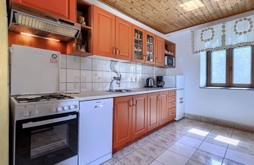 Pinezici House | Lovely apartment in villa for 6 guests with pool, A/C, WIFI, TV, terrace, pets allowed and parking