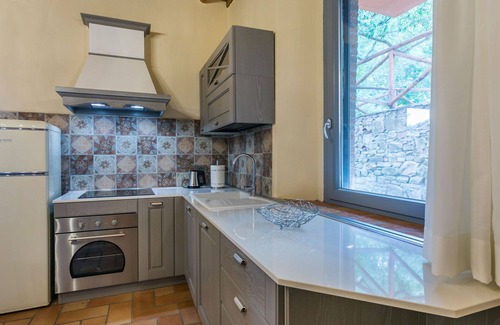 Castagneto Carducci Villa | Lovely apartment in villa for 4 people with A/C, pool, WIFI, TV, pets allowed and parking