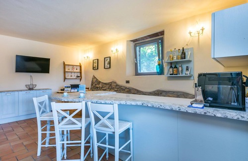 Castagneto Carducci Villa | Lovely apartment in villa for 4 people with A/C, pool, WIFI, TV, pets allowed and parking